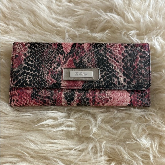 Kenneth Cole Reaction Pink and Black Snake Print Wallet - Picture 2 of 5